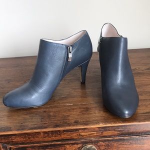 Never worn size 8 Vincent Camuto bootie (Navy)